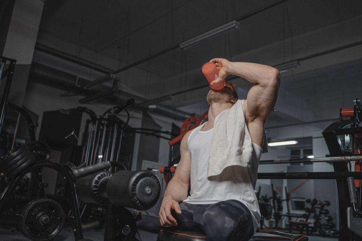 Creatina susține recuperarea musculară după antrenament, dar nu elimină febra musculară