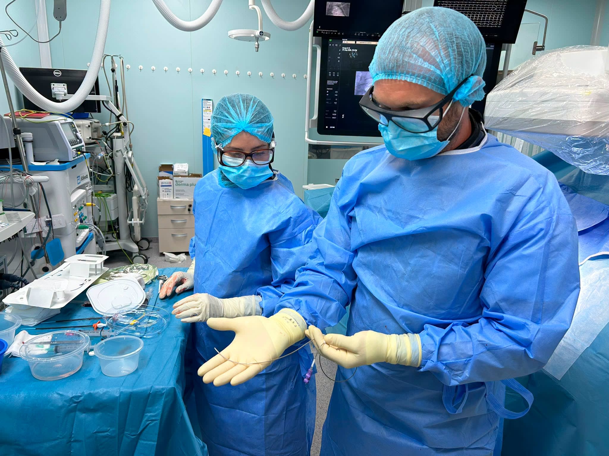 medic implantând sondă medicală în spital medic implantând sondă medicală în spital