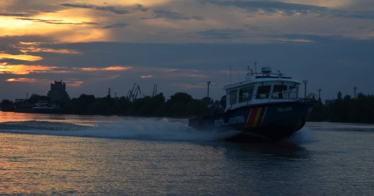navă fluvială acostând pe Dunărea Chilia în Tulcea navă fluvială acostând pe Dunărea Chilia în Tulcea
