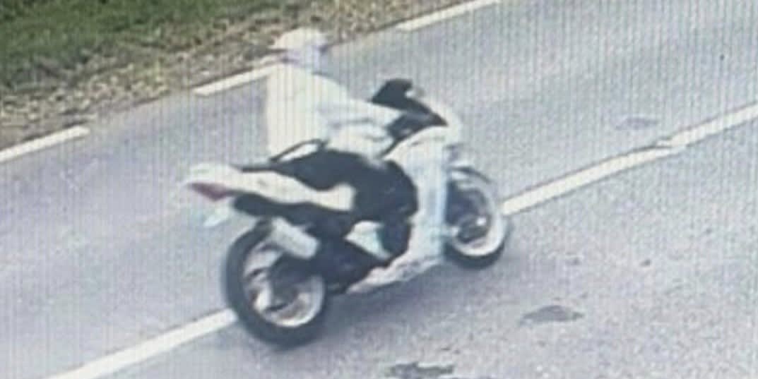 Polițiști rutieri verificând viteza unui motociclist Polițiști rutieri verificând viteza unui motociclist