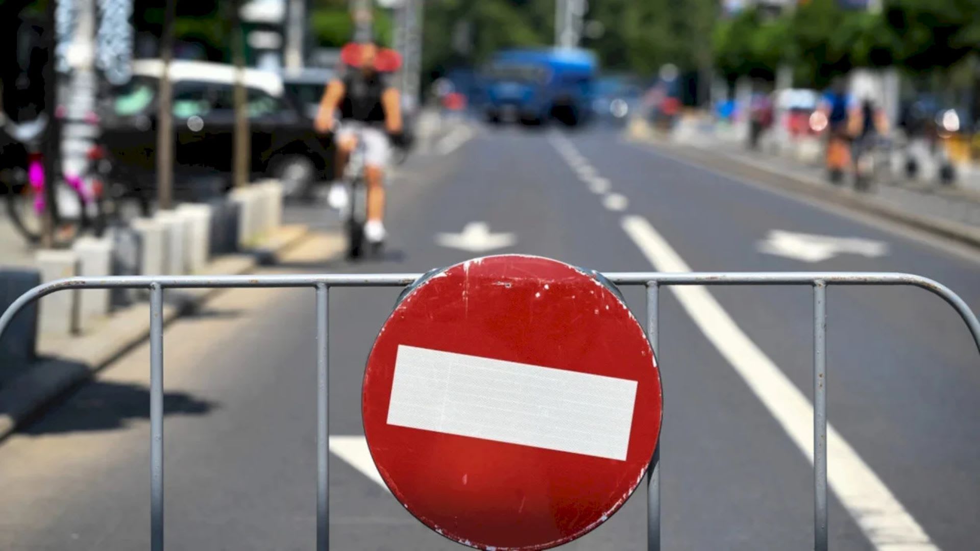 participanți la cros în fața bisericii în București participanți la cros în fața bisericii în București