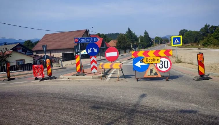 Traficul pe DN 12A în zona Dărmănești rămâne închis în weekend din cauza avariei la conducta de apă