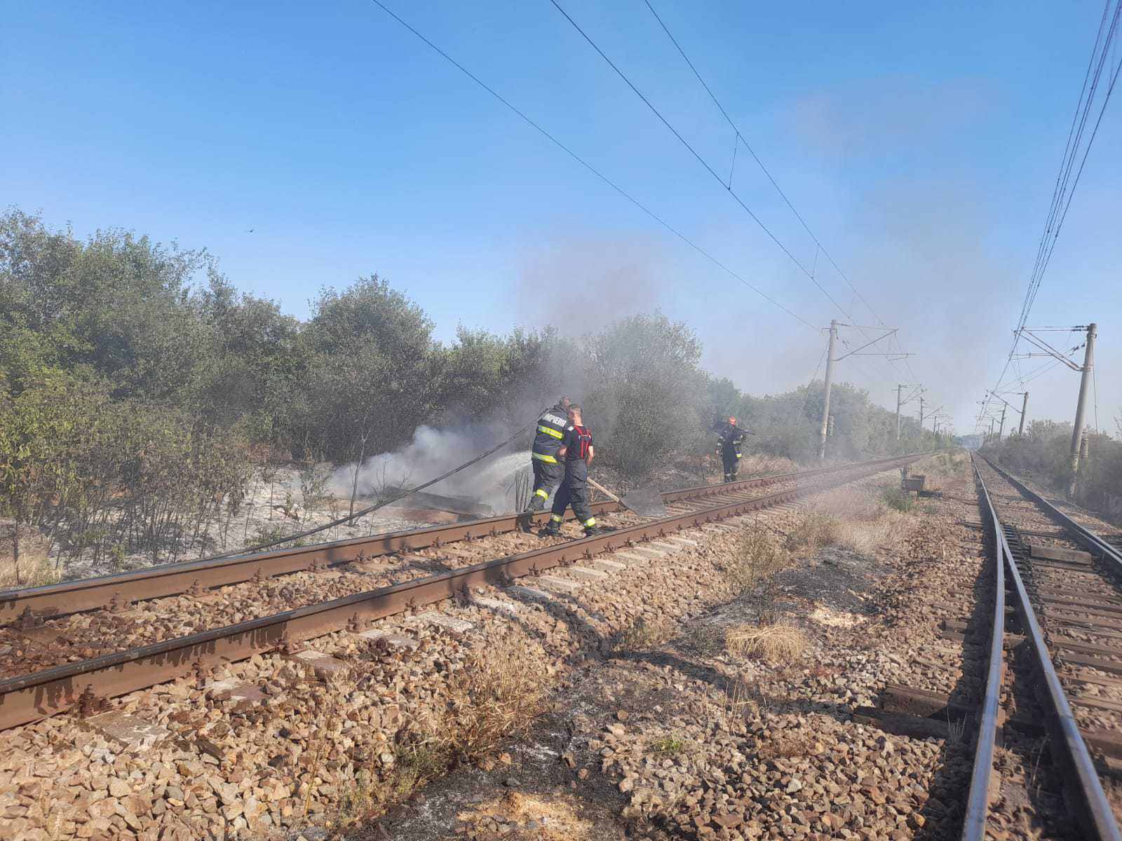 Incendiu de vegetație lângă Făurei, circulația trenurilor a fost reluată
