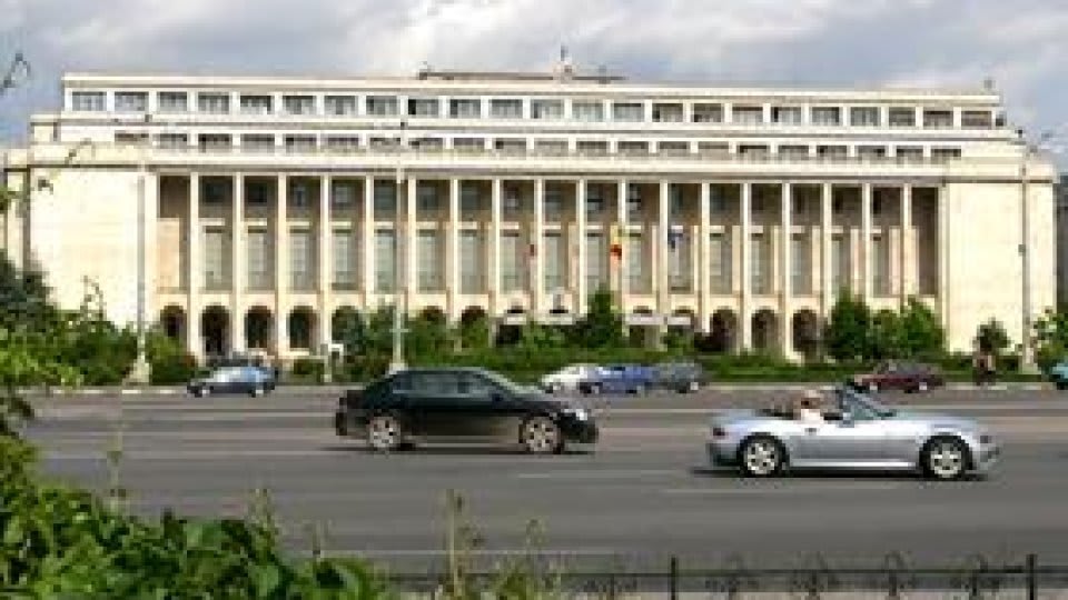 stație de metrou în București, tren metrou, călători în stație stație de metrou în București, tren metrou, călători în stație