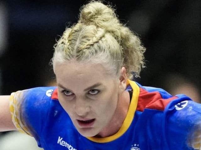 jucătoare de handbal în acțiune, echipament oficial jucătoare de handbal în acțiune, echipament oficial