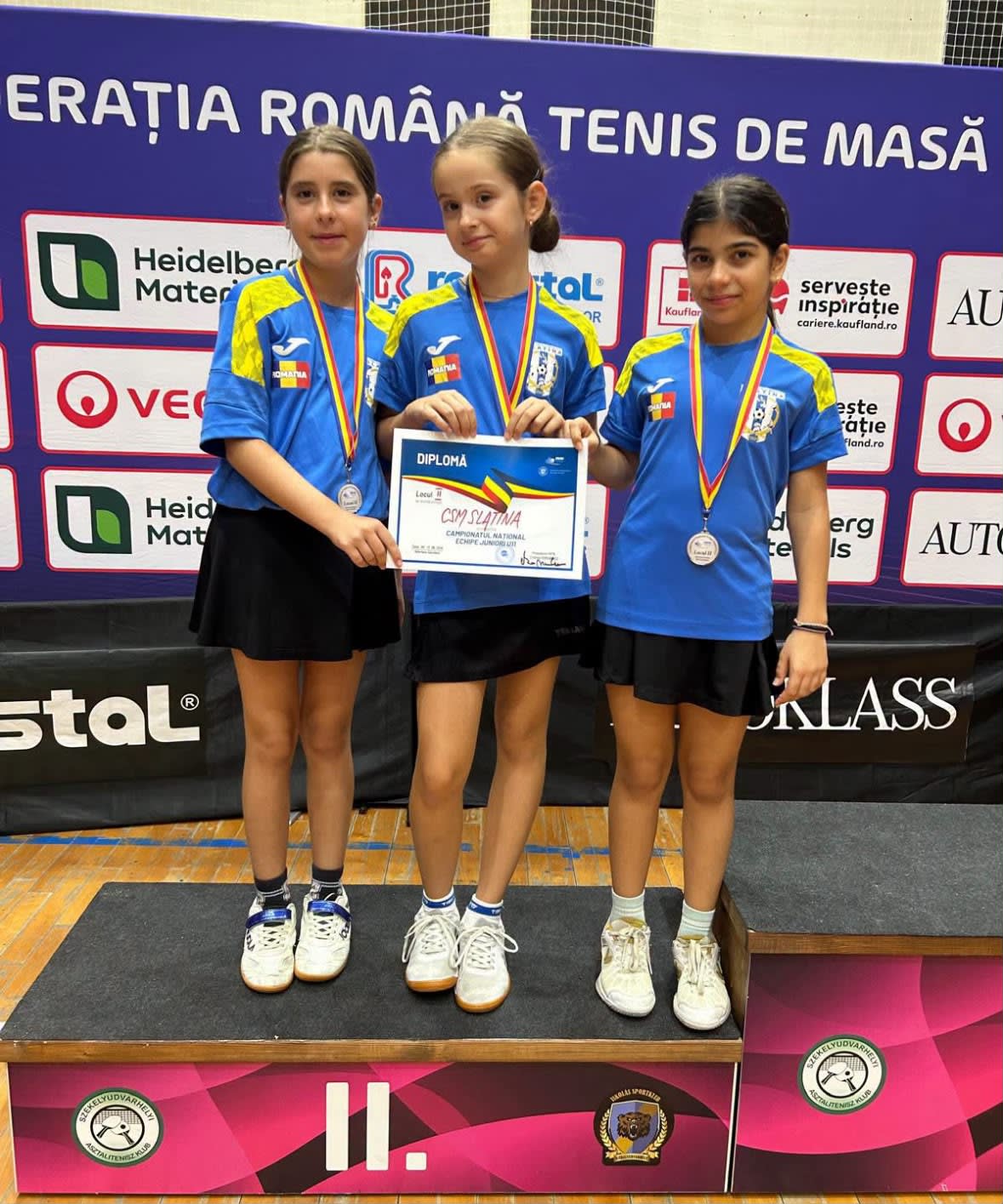 sportive de tenis de masă pe podium cu medalia de argint sportive de tenis de masă pe podium cu medalia de argint