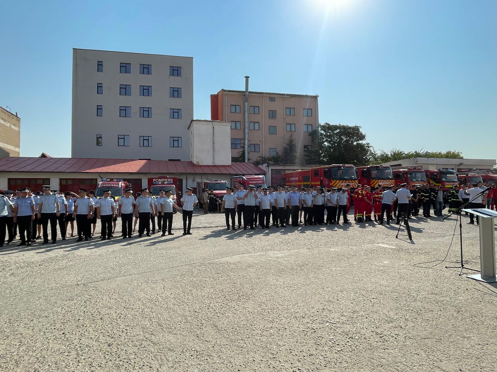 Ceremonie Ziua Pompierilor Dolj, pompieri în uniformă, omagiu Ceremonie Ziua Pompierilor Dolj, pompieri în uniformă, omagiu