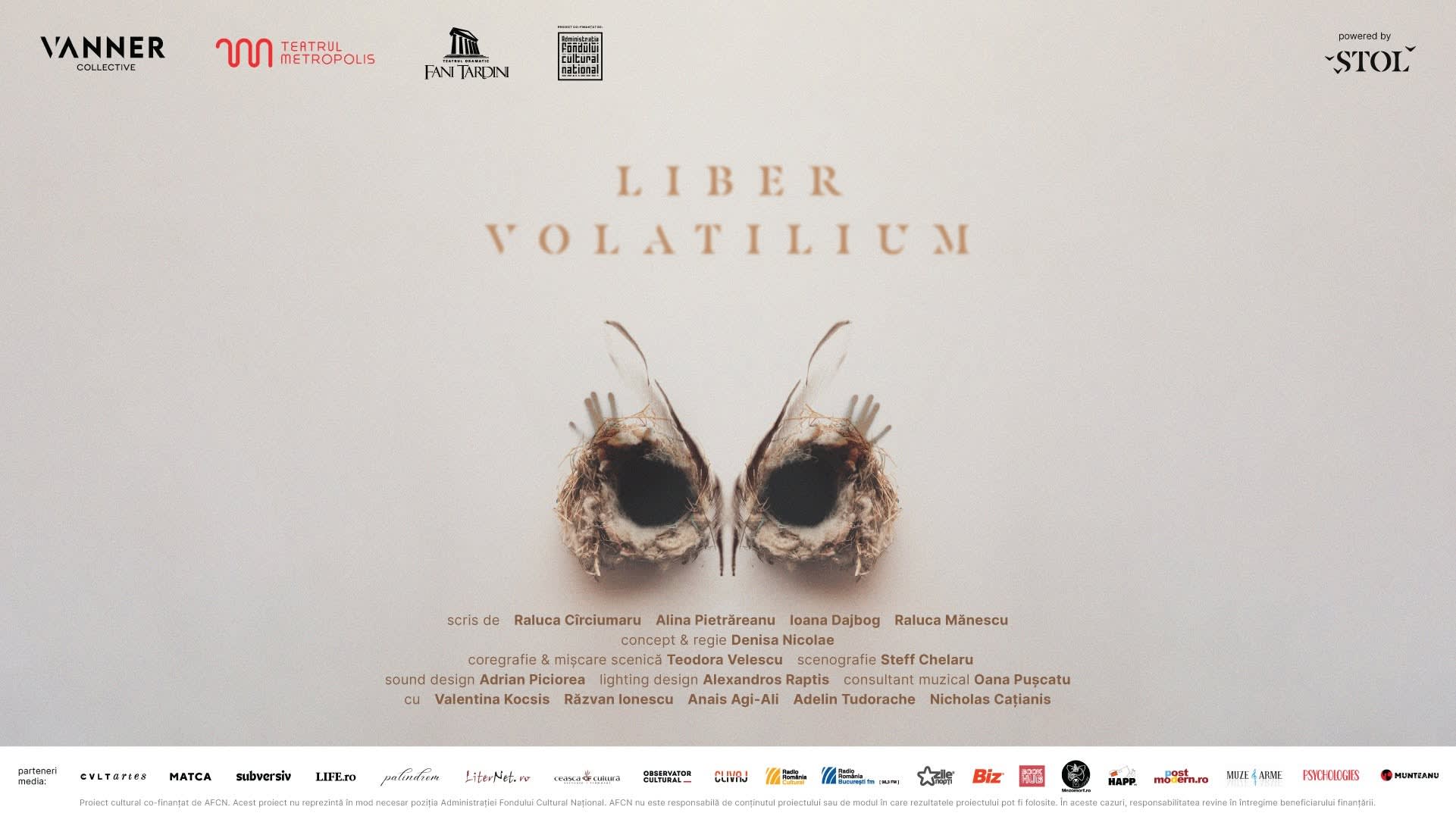 spectacol teatral cu păsări și tineri înaripați pe scenă spectacol teatral cu păsări și tineri înaripați pe scenă