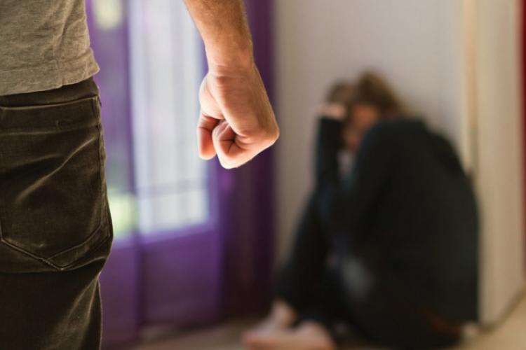 Un brăilean trimis în judecată pentru încălcarea ordinului de protecție și revenirea acasă după evacuare