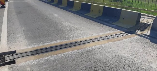 Lucrări la un pod din județul Bacău, de pe un drum intens circulat