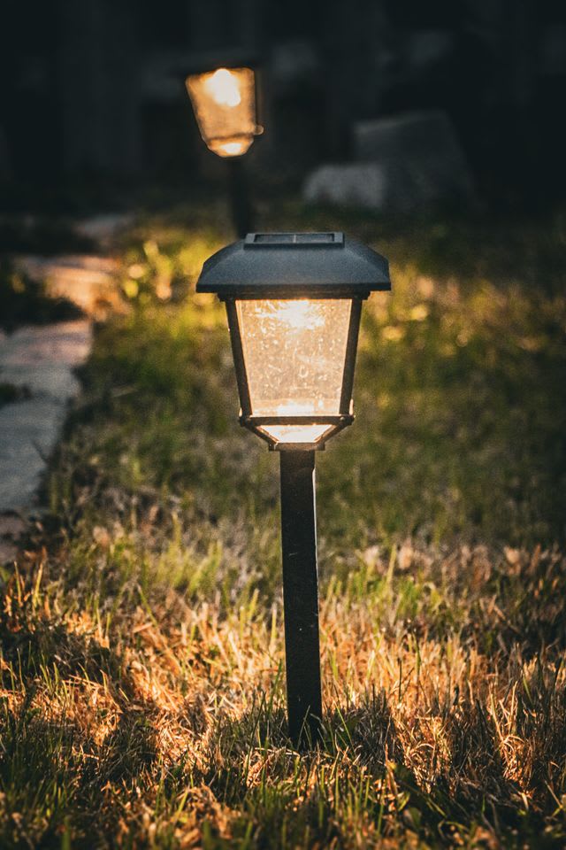 lampă solară modernă iluminând o alee exterioară lampă solară modernă iluminând o alee exterioară