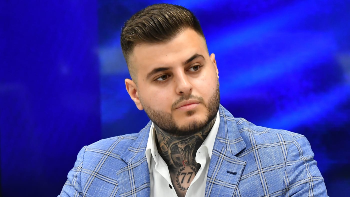 Adrian Mititelu jr. în fața DNA, protest, situație financiară dificilă Adrian Mititelu jr. în fața DNA, protest, situație financiară dificilă