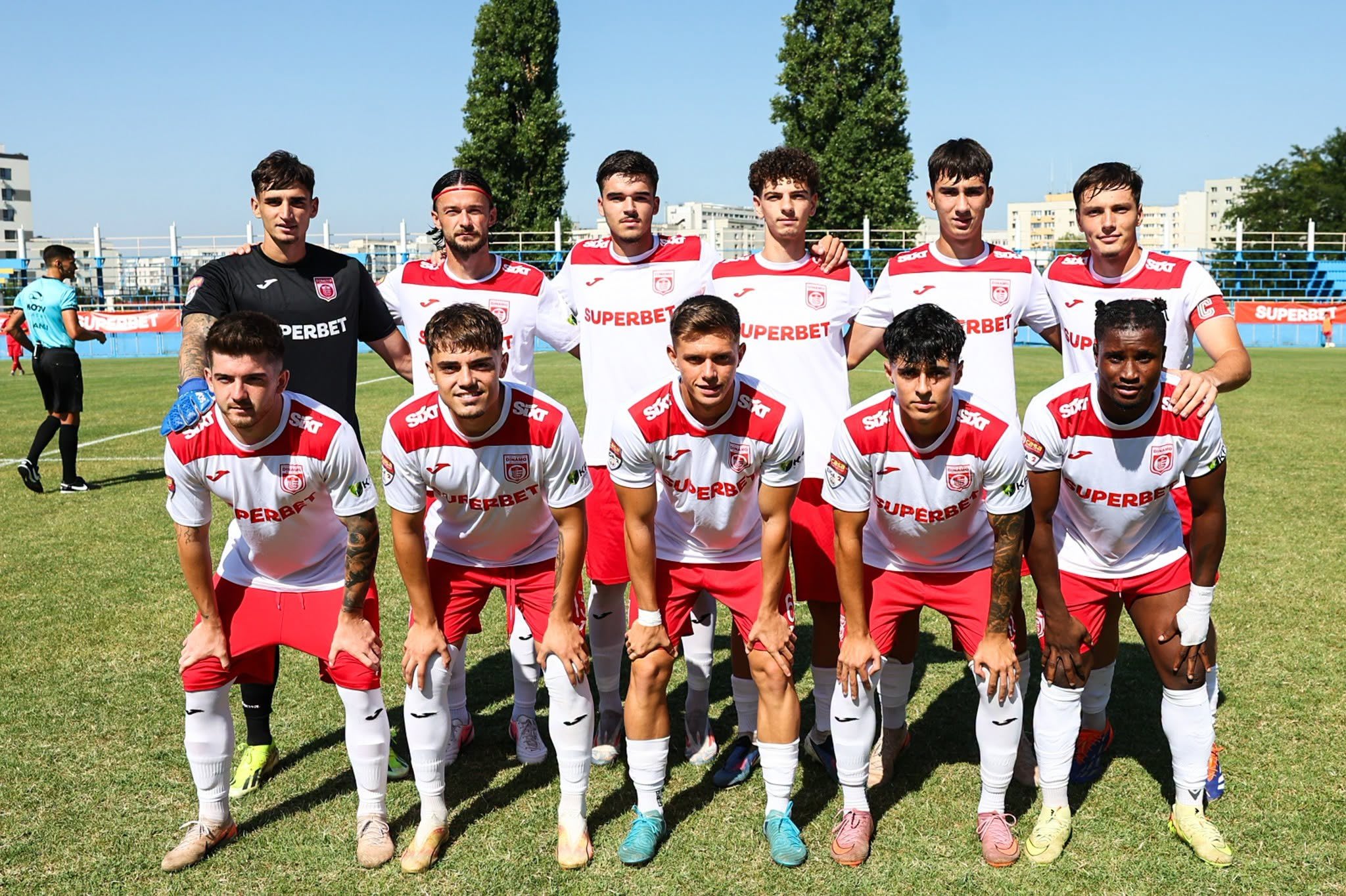 meci de fotbal în desfășurare, jucători pe teren meci de fotbal în desfășurare, jucători pe teren