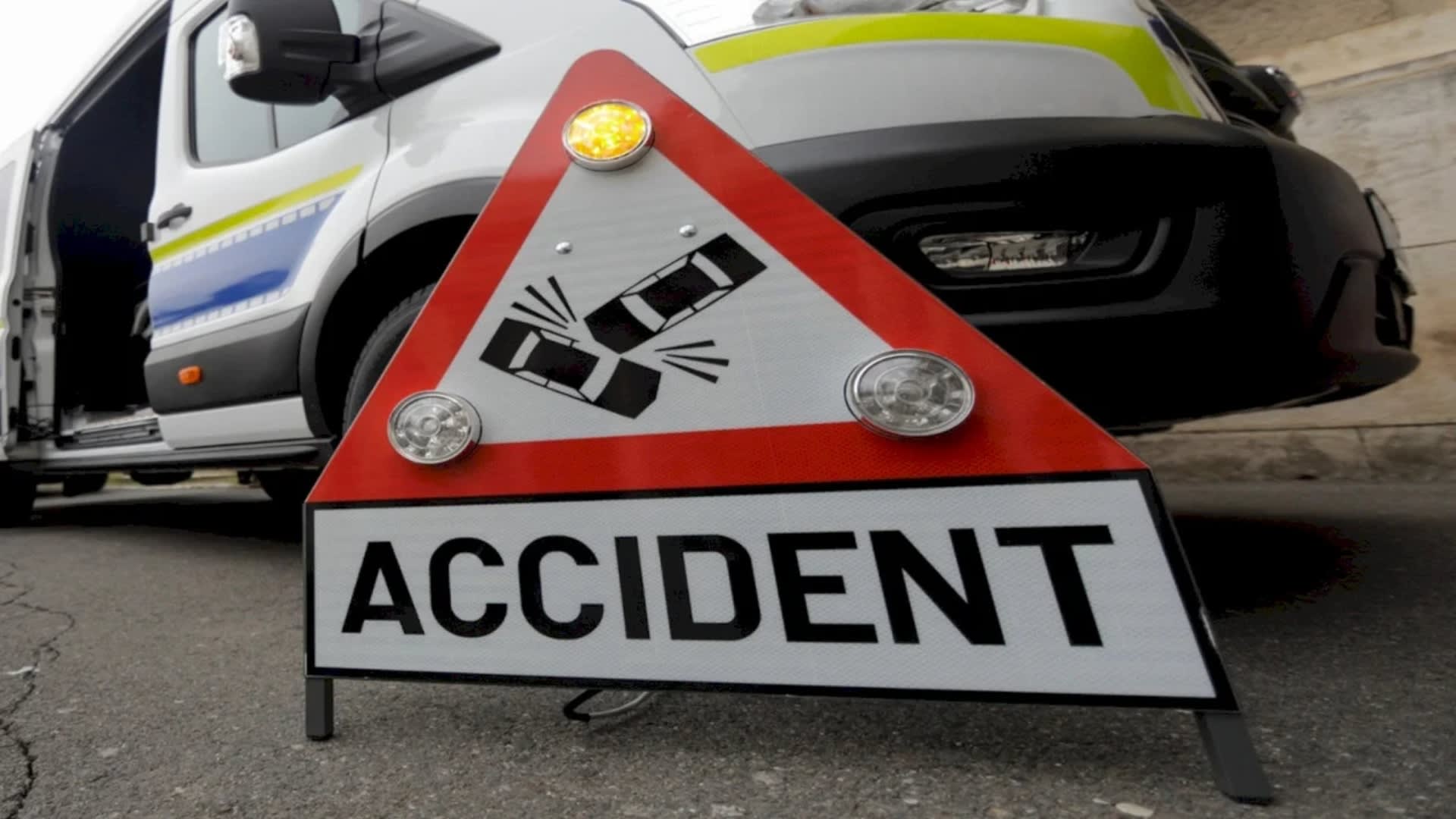 Accident între o camionetă și o ambulanță pe Șoseaua Vitan-Bârzești, banda 1 blocată