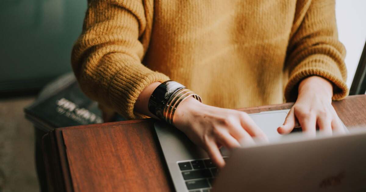 sediu guvern, oameni în activitate, documente financiare