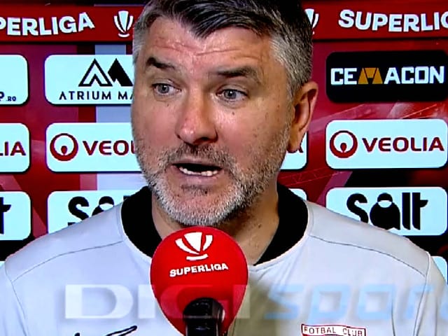 Minge de fotbal pe teren, jucători în acțiune Minge de fotbal pe teren, jucători în acțiune