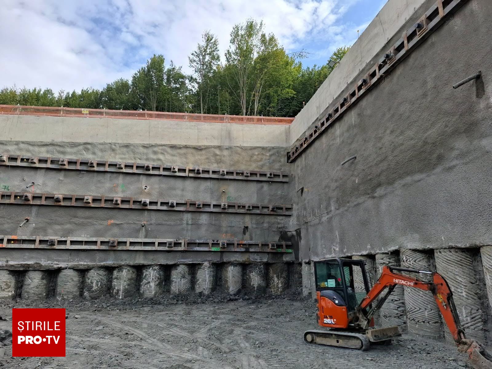 șantier autostradă, utilaj de forare tunel, muncitori în construcție șantier autostradă, utilaj de forare tunel, muncitori în construcție