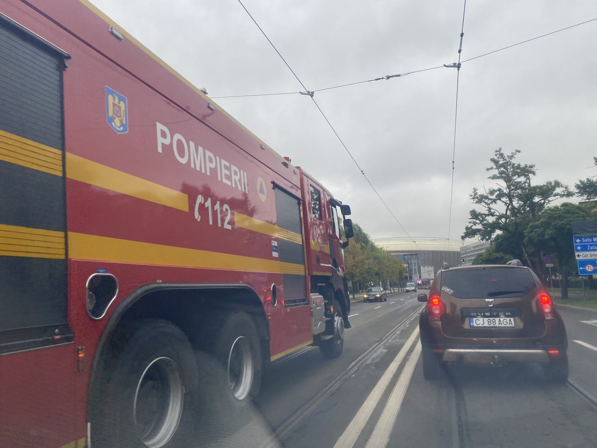 Un incendiu a cuprins un autoturism într-un garaj din Cluj-Napoca