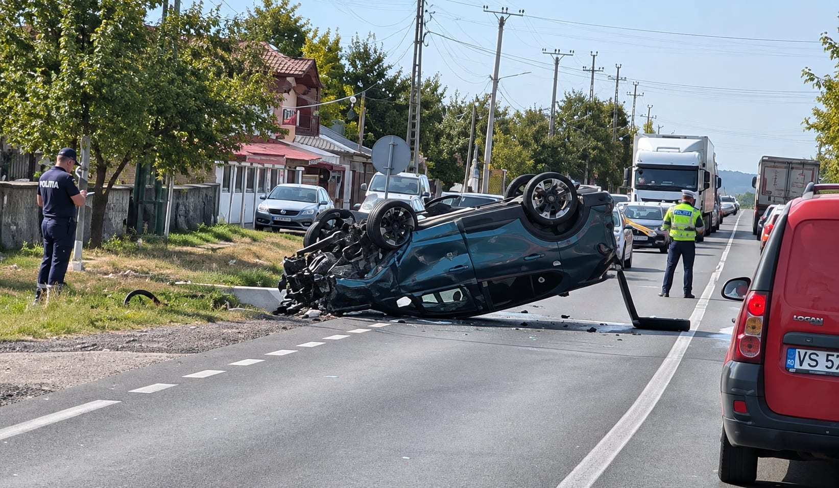 mașină avariată după accident, cap de pod, DN24 mașină avariată după accident, cap de pod, DN24