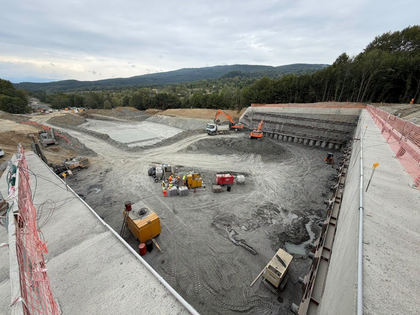 utilaj de forare TBM pregătit pentru tunelul Poiana pe autostrada Sibiu-Pitești utilaj de forare TBM pregătit pentru tunelul Poiana pe autostrada Sibiu-Pitești