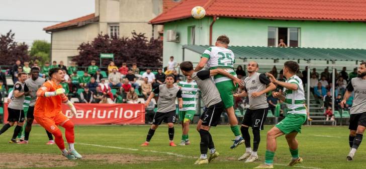 meci de fotbal pe terenul echipei Dumbrăvița meci de fotbal pe terenul echipei Dumbrăvița