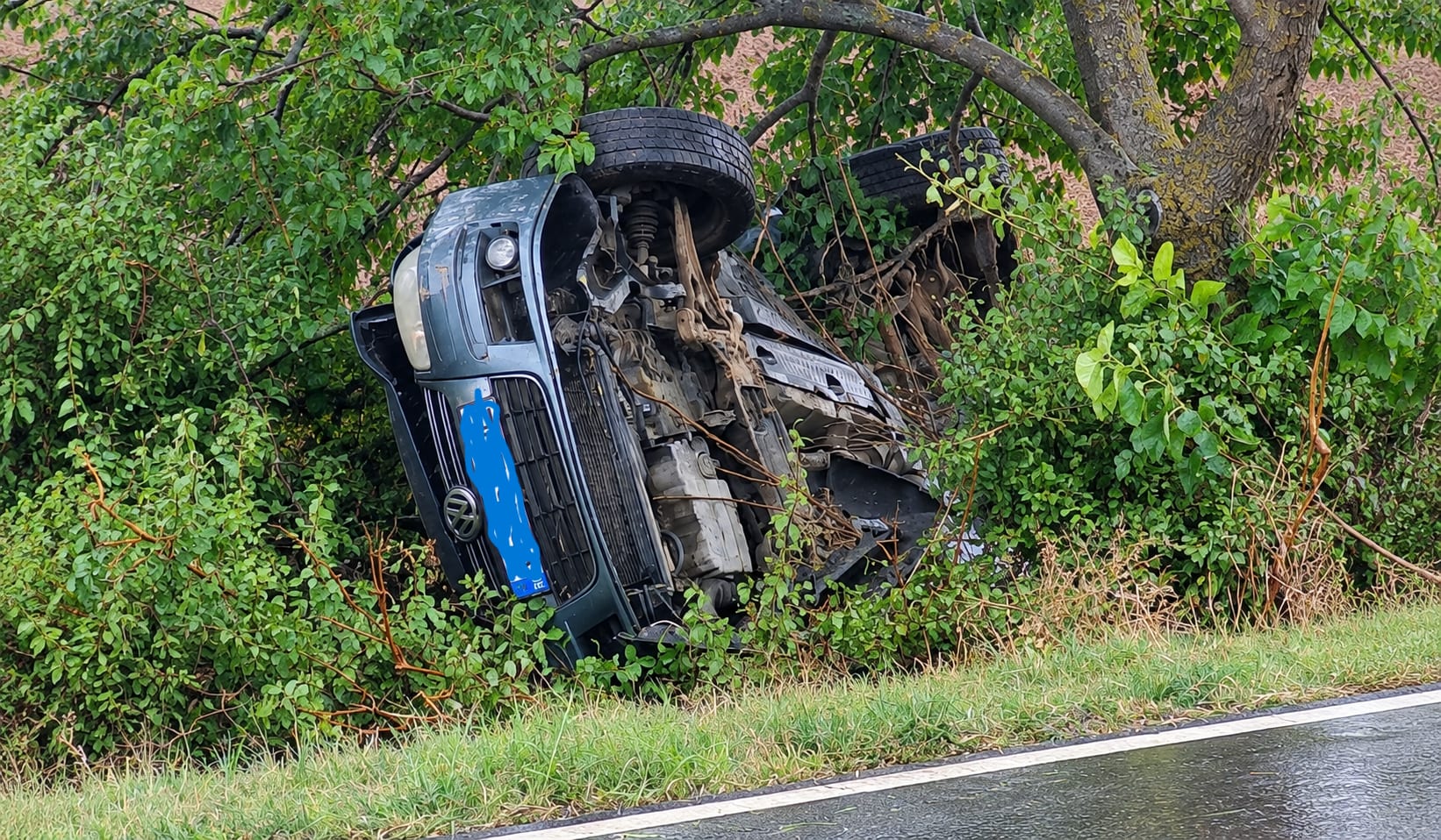 Accident la Ivești: Un șofer de 50 de ani a fost rănit după ce a derapat și a lovit un copac