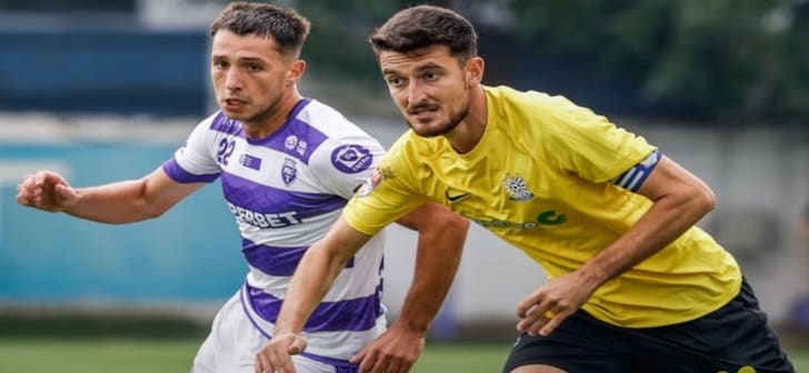 Jucători de fotbal în acțiune pe terenul de joc Jucători de fotbal în acțiune pe terenul de joc