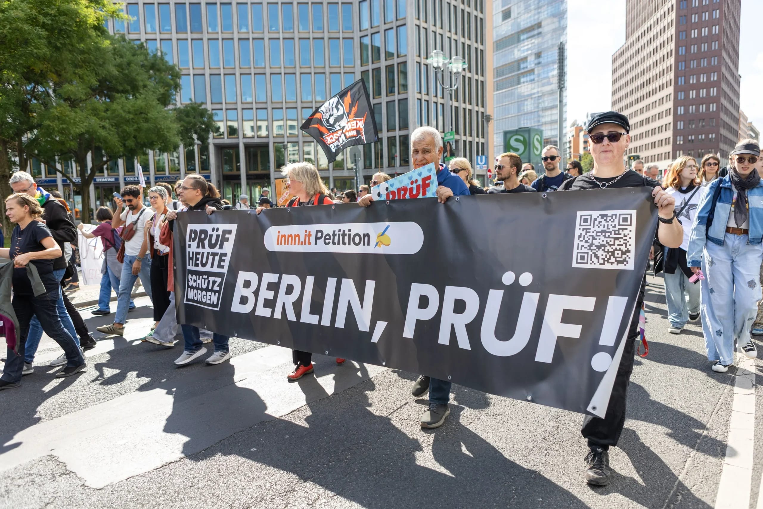 Zeci de mii de oameni au protestat în Germania împotriva AfD