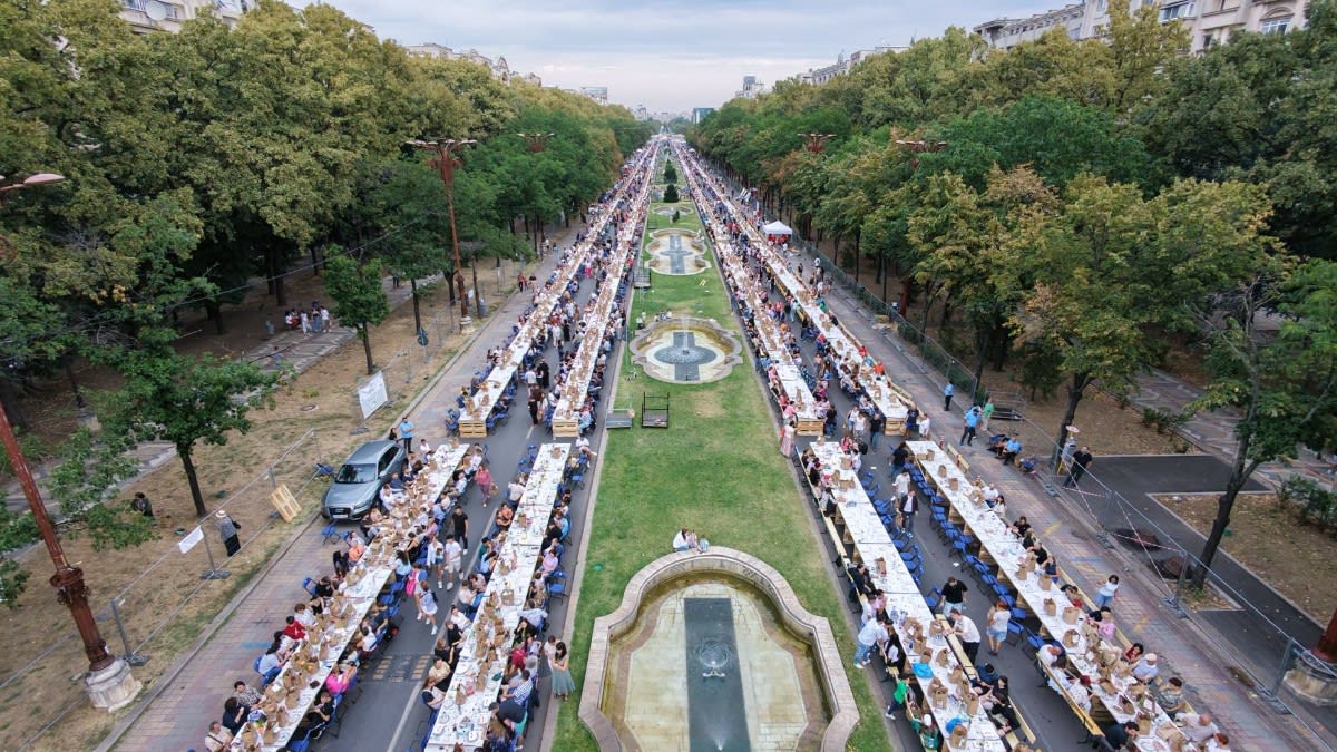 20.000 de oameni s-au așezat la cea mai lungă masă din lume în București