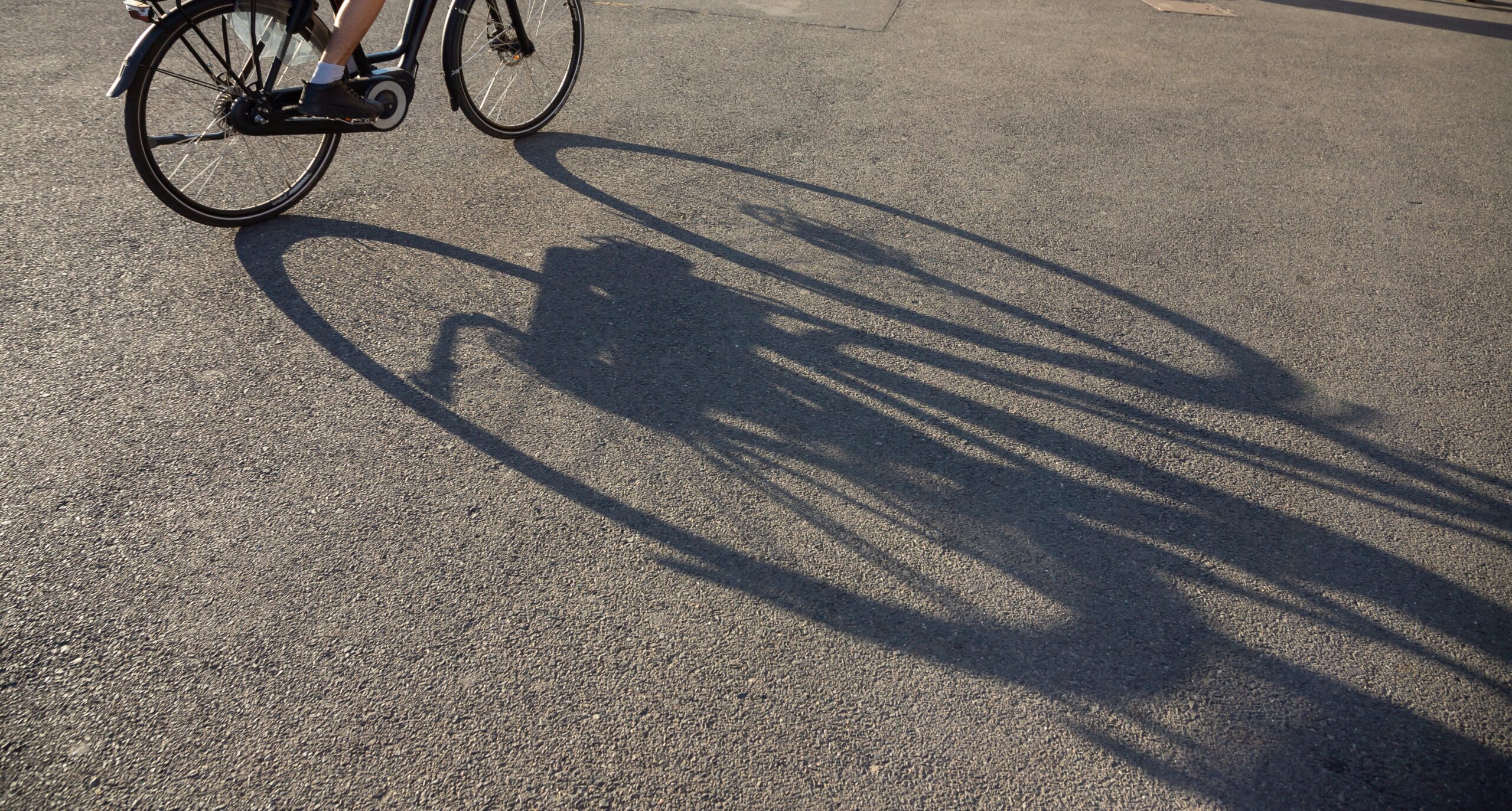 participanți pedalând cu bicicletele în aer liber participanți pedalând cu bicicletele în aer liber
