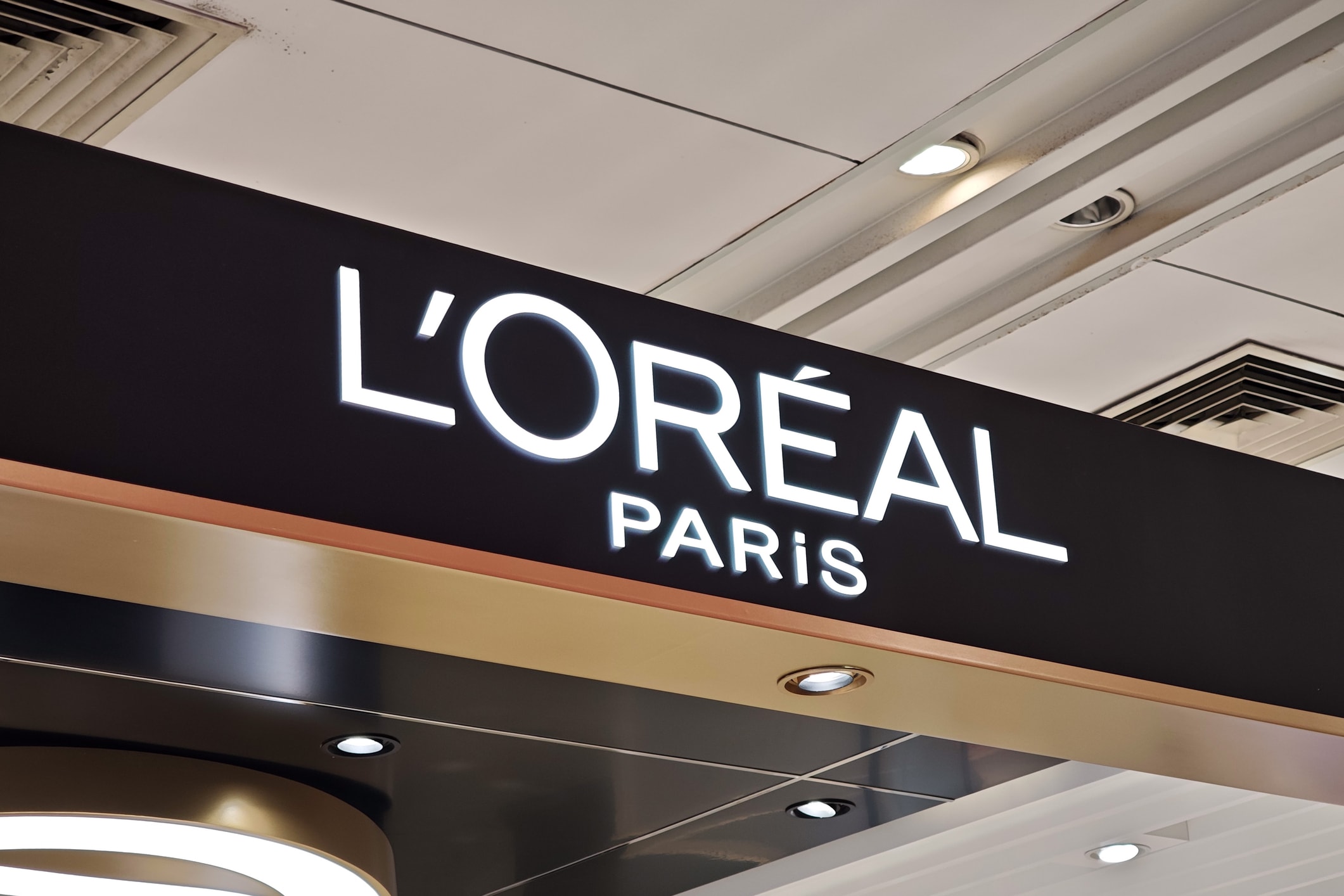 Statul Arizona a dat în judecată L’Oréal pentru ascunderea riscurilor de cancer ale produselor de îndreptat părul