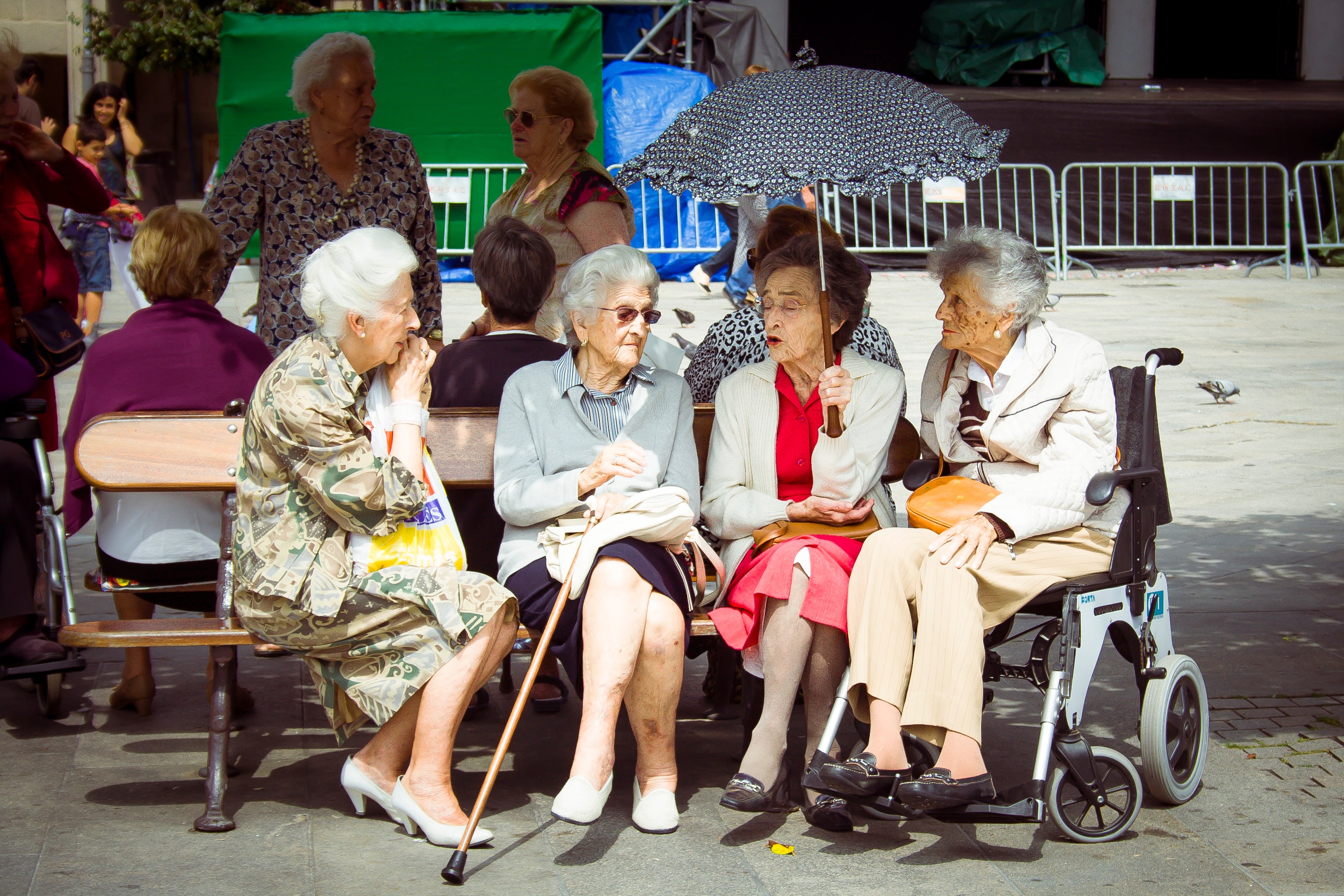 Cum să gestionezi finanțele părinților seniori: 4 pași esențiali