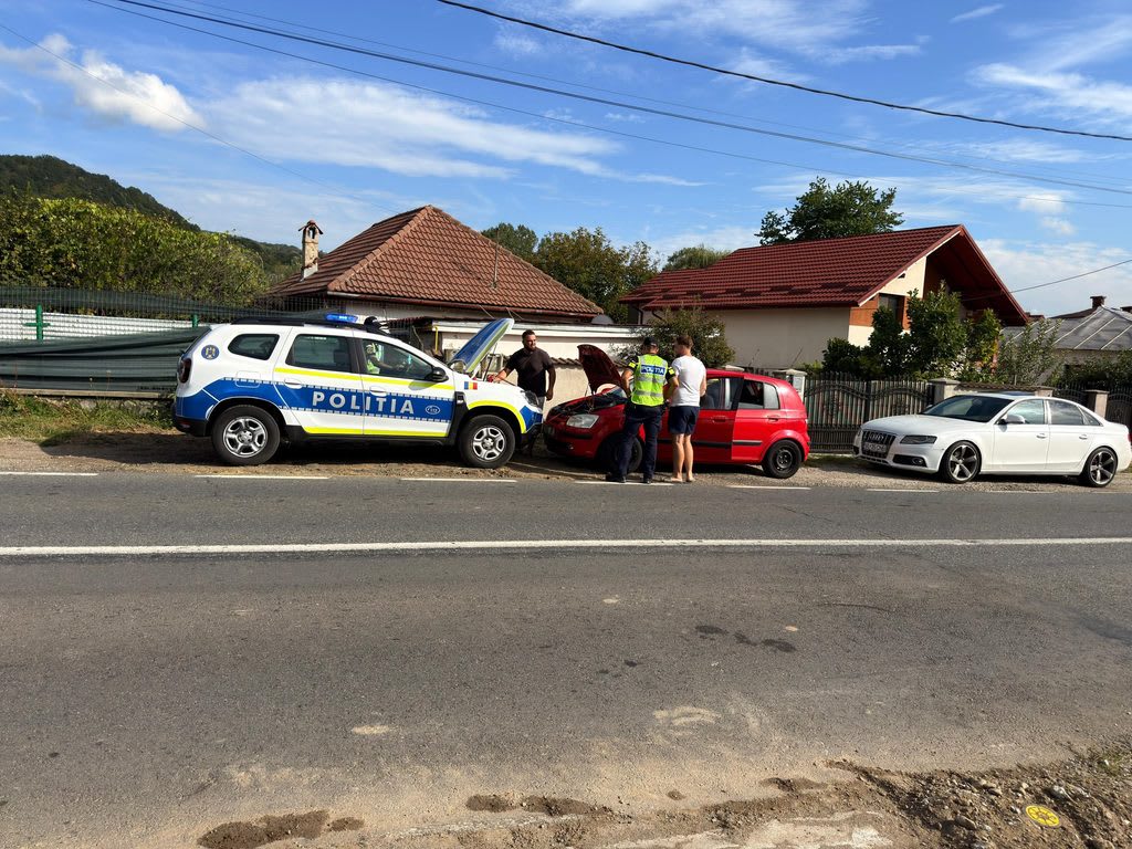 Polițiștii din Băile Olănești au ajutat o familie blocată cu mașina în Păușești-Măglași