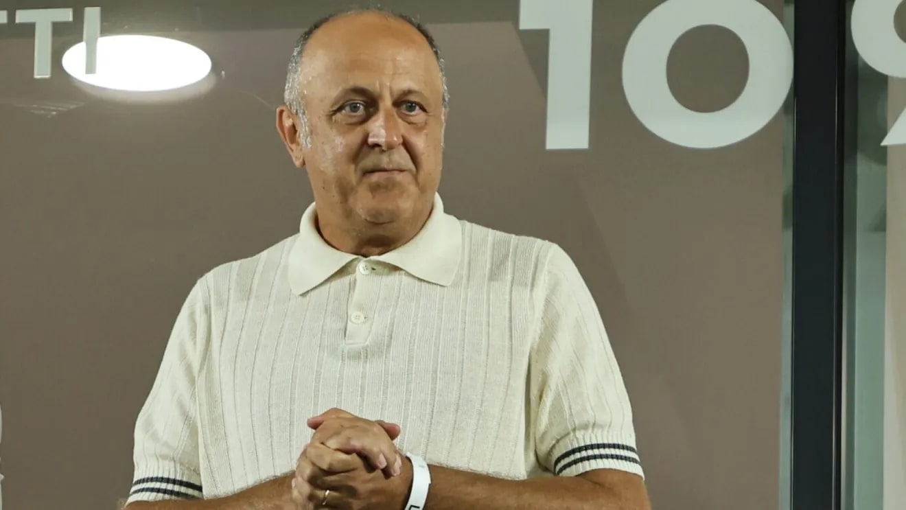 Jean Valvis semnând contract de sponsorizare la Rapid Jean Valvis semnând contract de sponsorizare la Rapid