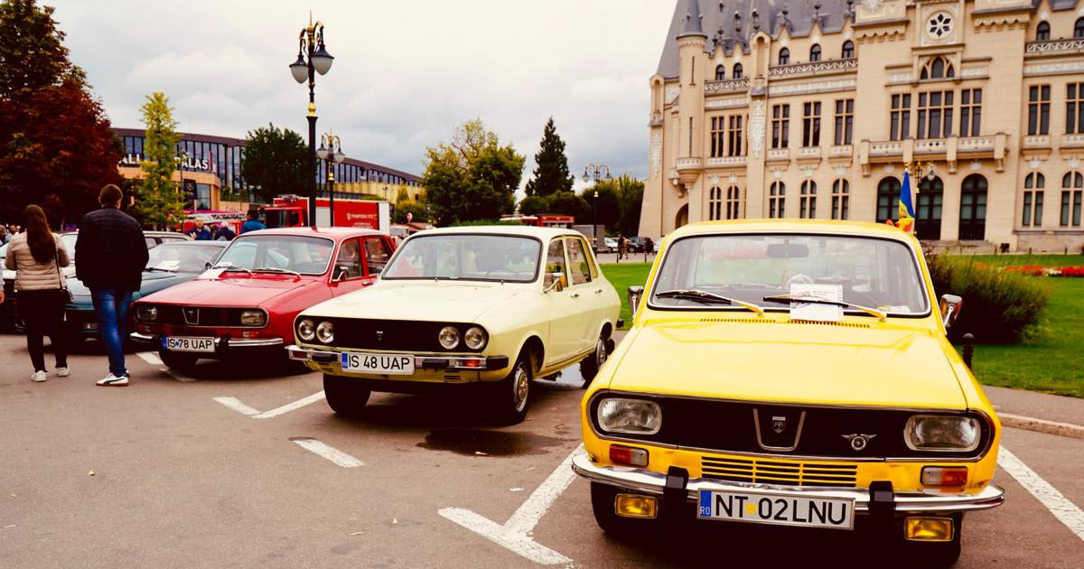 mașini de colecție expuse în fața Palatului Culturii din Iași mașini de colecție expuse în fața Palatului Culturii din Iași