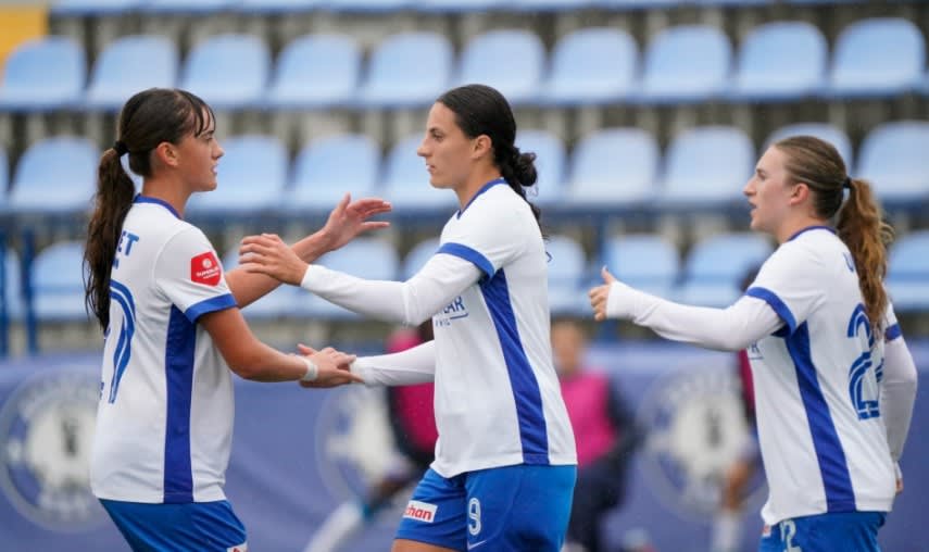 jucătoare de fotbal pe teren în timpul meciului
