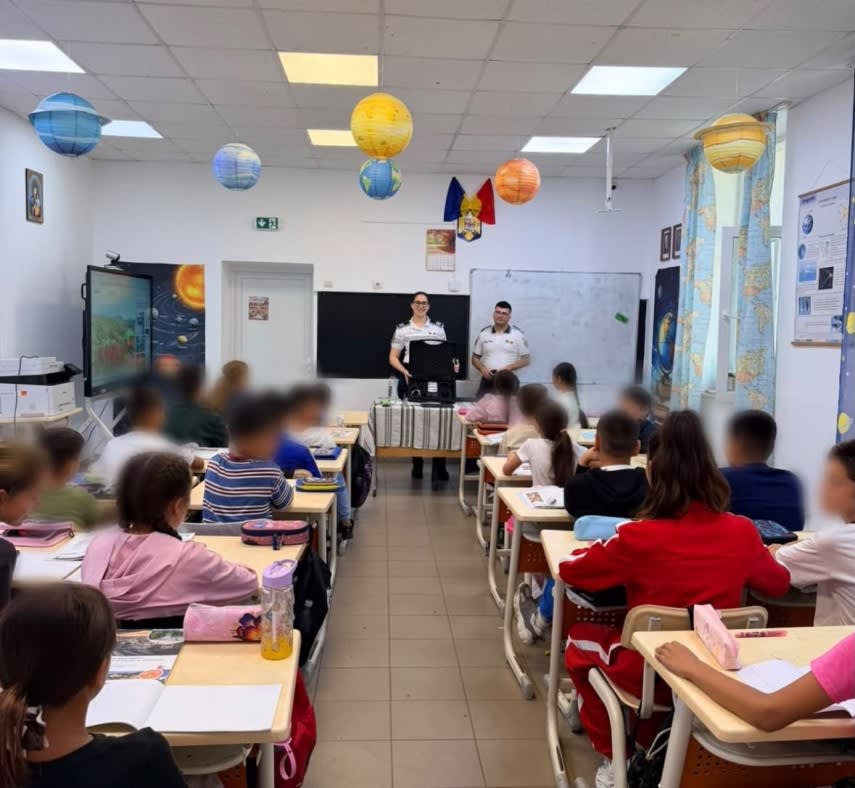 politie patrulând în fața unei școli din Constanța