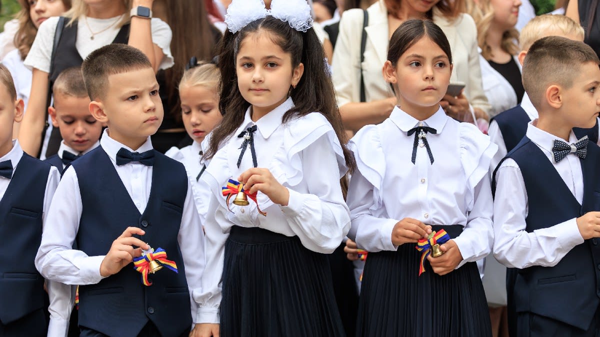 Părinții care nu poartă uniformă pot fi amendați cu până la 5.000 de lei, conform unui proiect de lege