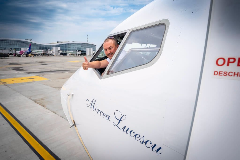 avion TAROM denumit Mircea Lucescu în zbor deasupra Bucureștiului