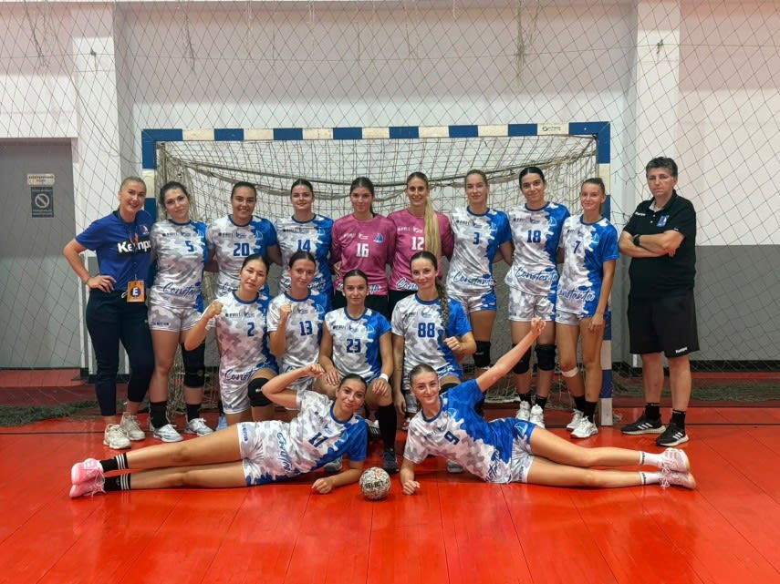 jucătoare de handbal CSU Neptun Constanța în acțiune