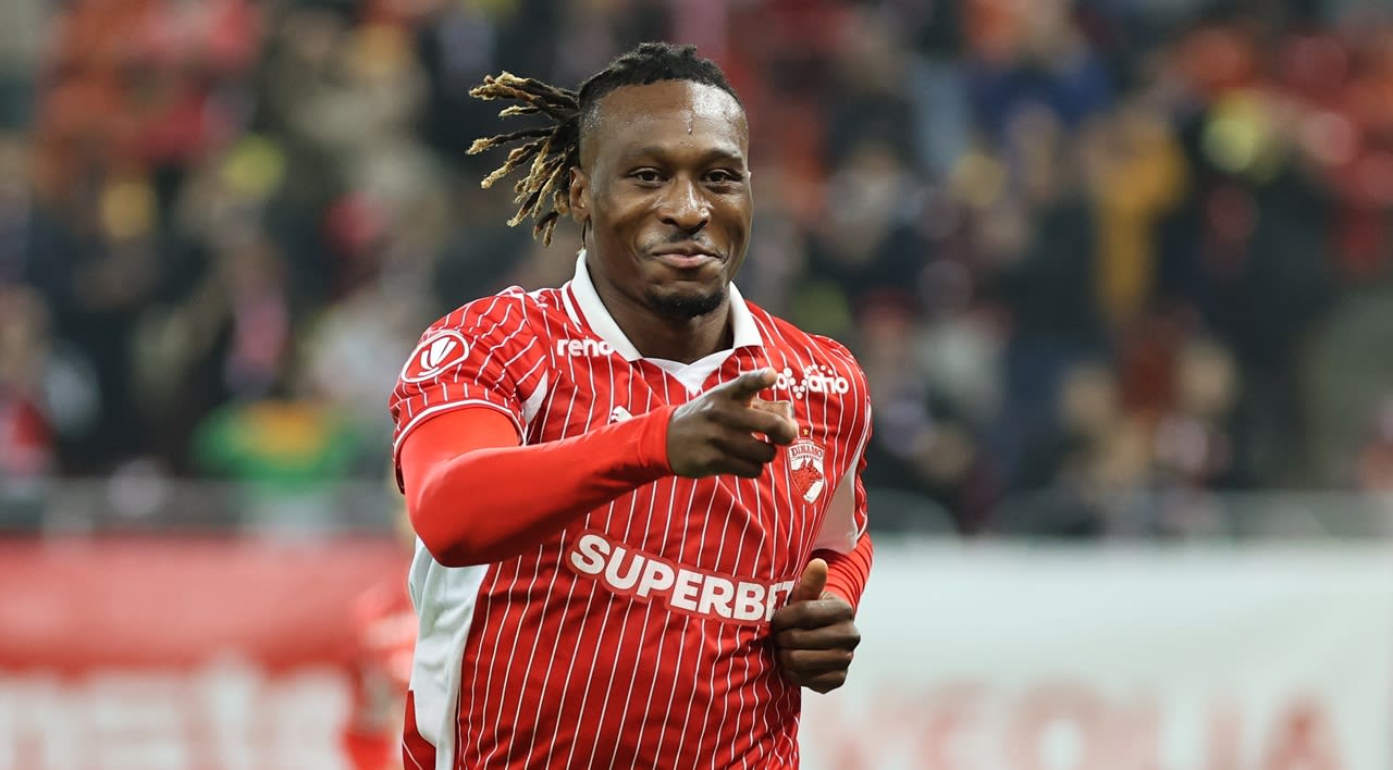 fotbalist Mamoudou Karamoko în acțiune pe teren fotbalist Mamoudou Karamoko în acțiune pe teren