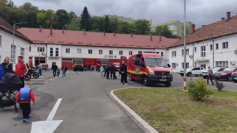 copii vizitând autospeciale de pompieri, eveniment Ziua Pompierilor copii vizitând autospeciale de pompieri, eveniment Ziua Pompierilor