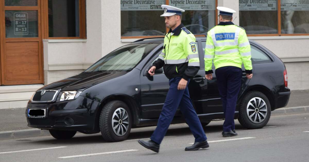 Polițiști oprind un șofer în trafic în Arad Polițiști oprind un șofer în trafic în Arad