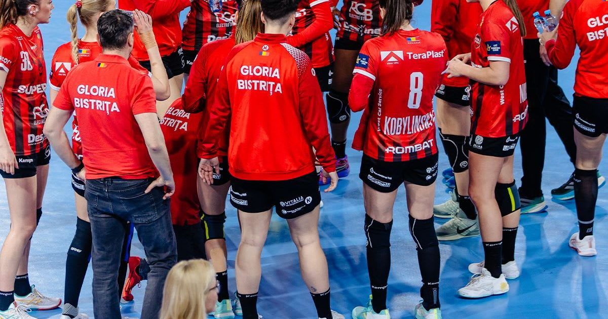 jucătoare de handbal în acțiune, meci Liga Campionilor jucătoare de handbal în acțiune, meci Liga Campionilor
