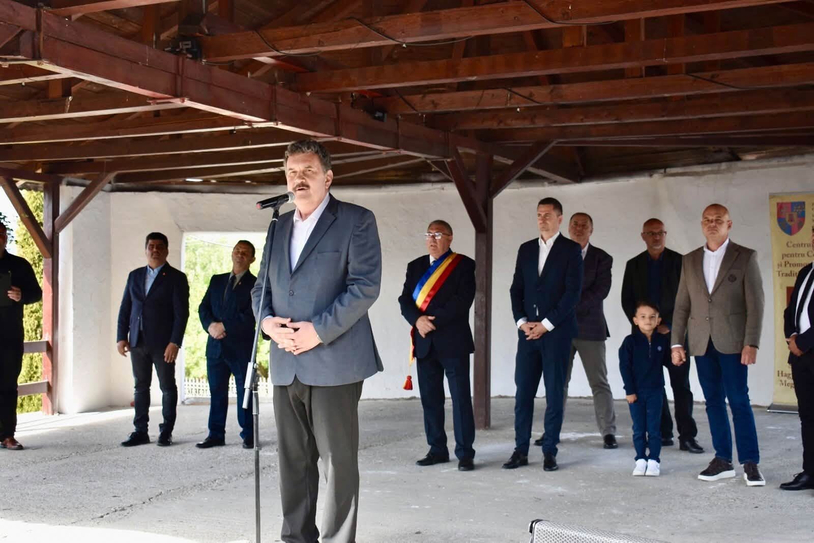 spectacol folcloric la Bogdand, comunități diverse, tradiții și dansuri spectacol folcloric la Bogdand, comunități diverse, tradiții și dansuri
