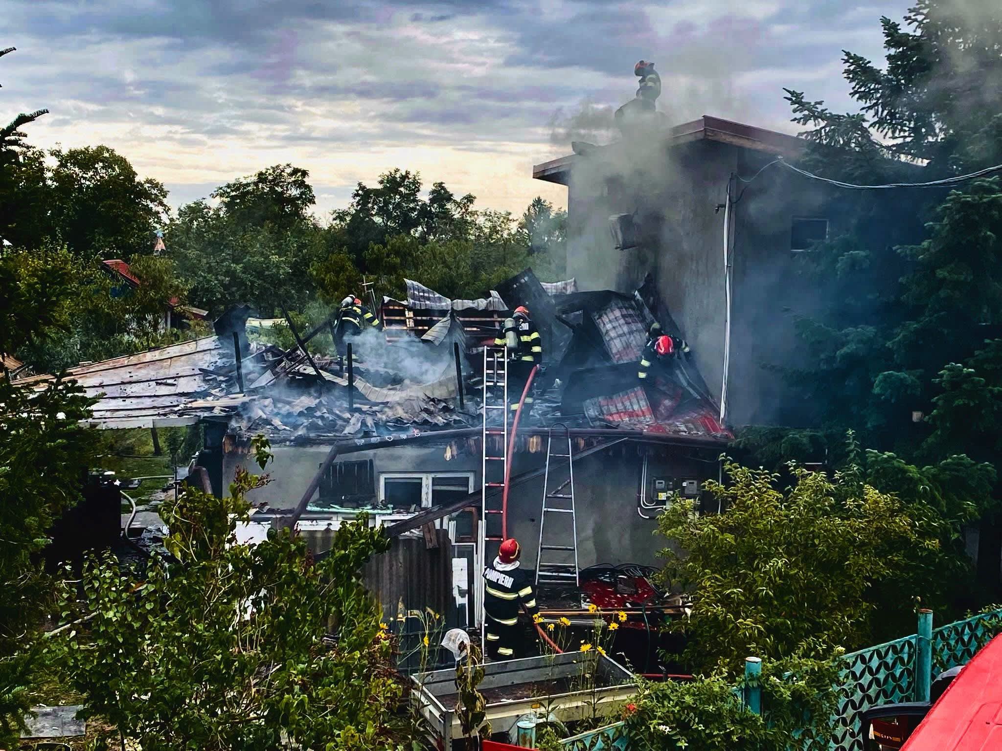 Un incendiu la Naipu: Două case au fost cuprinse de flăcări, un bărbat de 75 de ani rănit