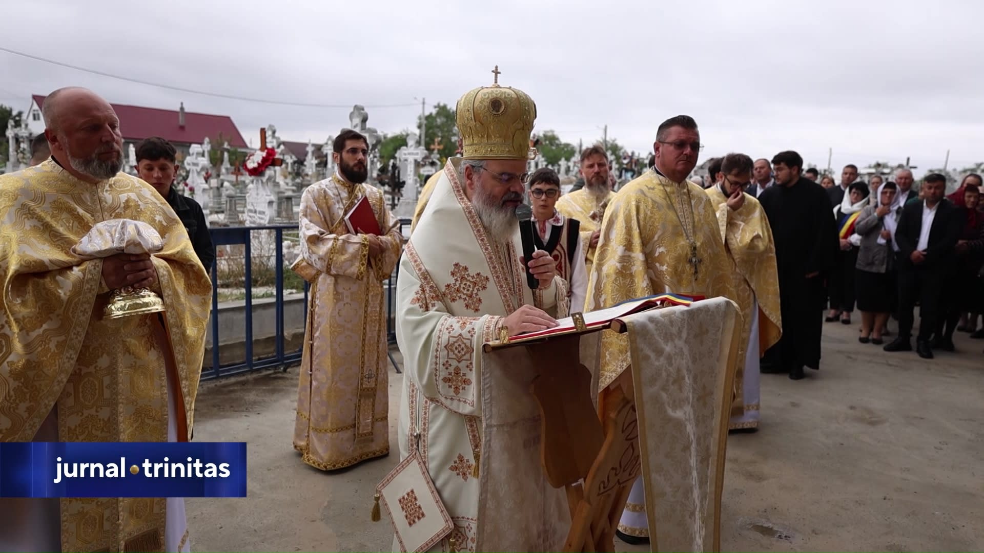 Biserica din Perieni în timpul sfințirii, credincioși și preot Biserica din Perieni în timpul sfințirii, credincioși și preot