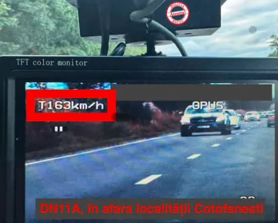 mașină poliție pe drum național, viteze mari, șoferiță prinsă mașină poliție pe drum național, viteze mari, șoferiță prinsă