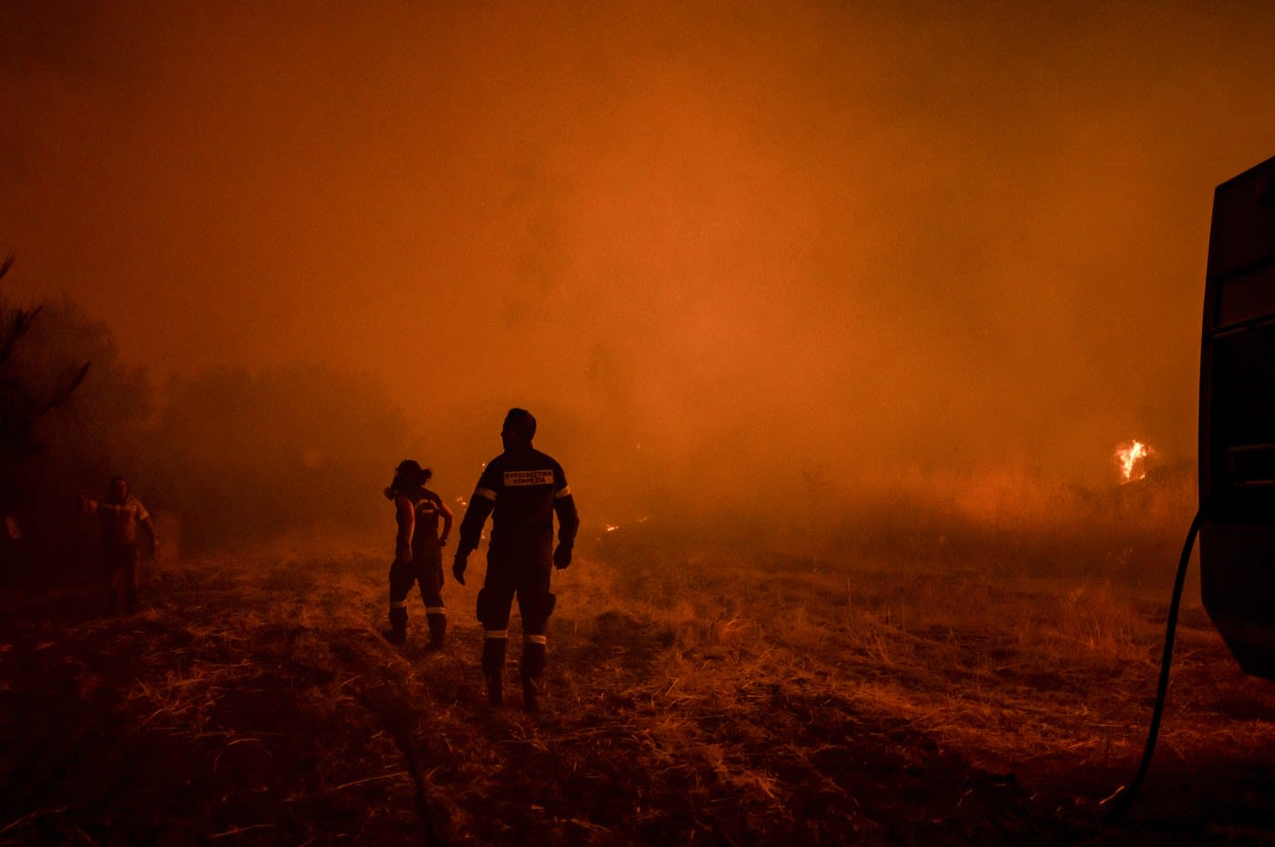 pompieri stingând incendiu pe insula Brač, Croația