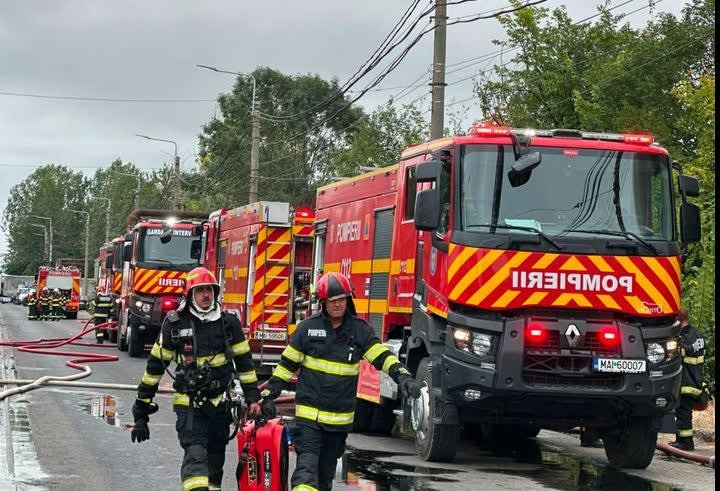 pompieri stingând incendiu la o casă din Timiș